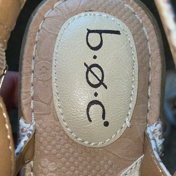 BOC Corey White gold loop toe flat sandals - Picture 3 of 9